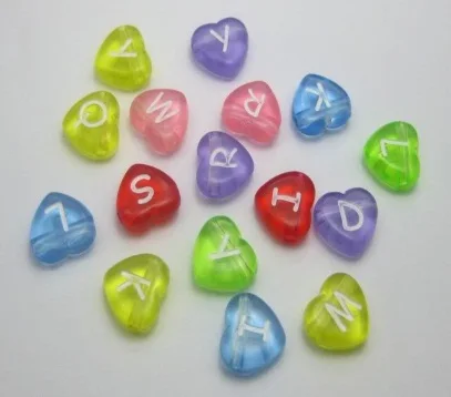 Оптовая продажа акриловые бусины в форме сердца с буквами алфавита ярких цветов