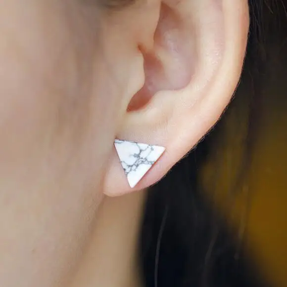 Новые простые треугольные мраморные маленькие серьги гвоздики в стиле панк