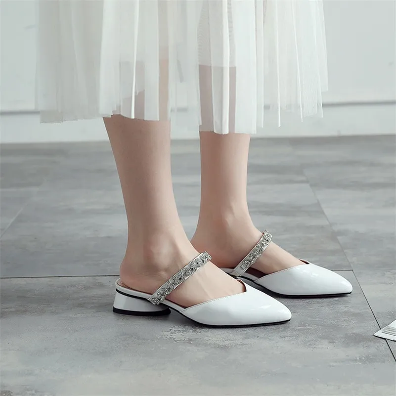 Женские босоножки со стразами FEDONAS белые туфли из натуральной кожи с закрытым