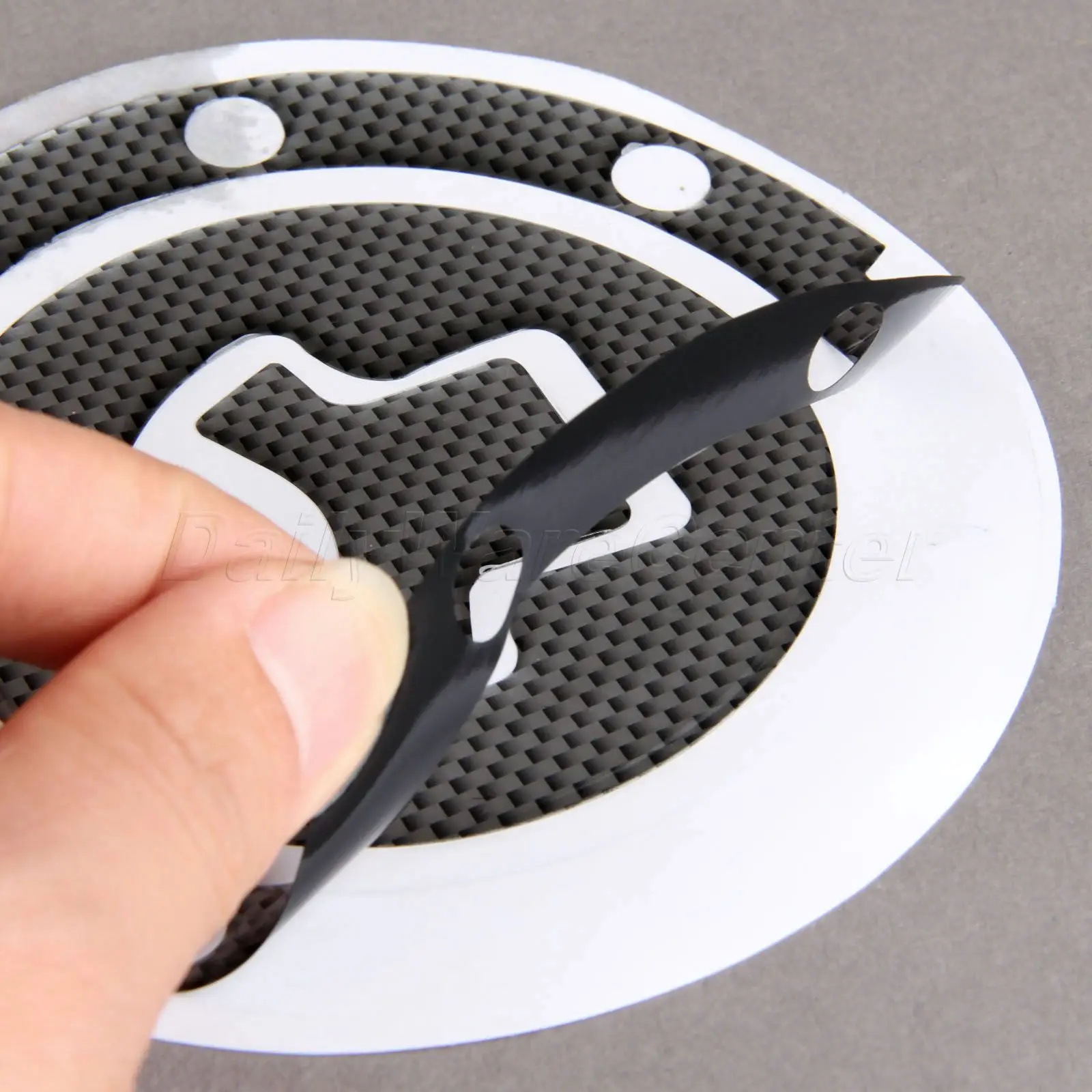 Наклейка из углеродного волокна на топливный бак мотоцикла защитная наклейка