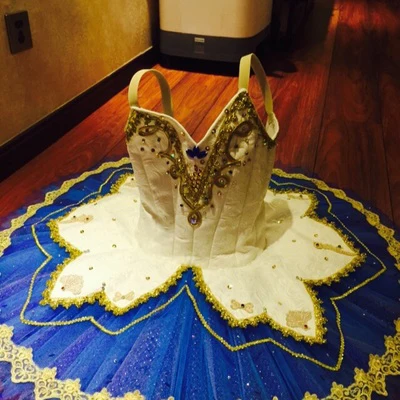 Голубая профессиональная пачка голубого и серебряного цвета для взрослых