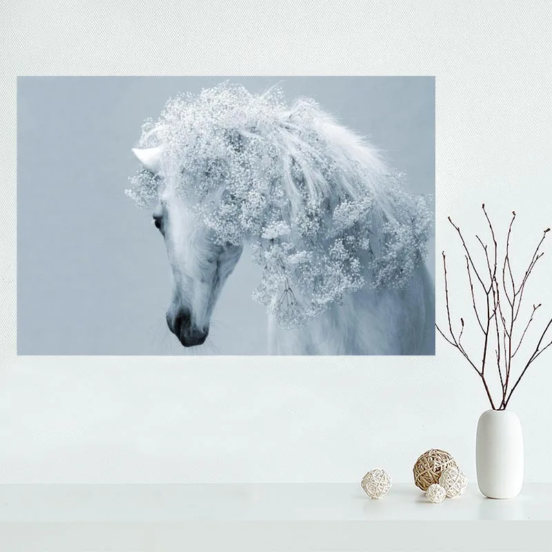 Красивый постер с изображением белой лошади атласный на заказ тканевый