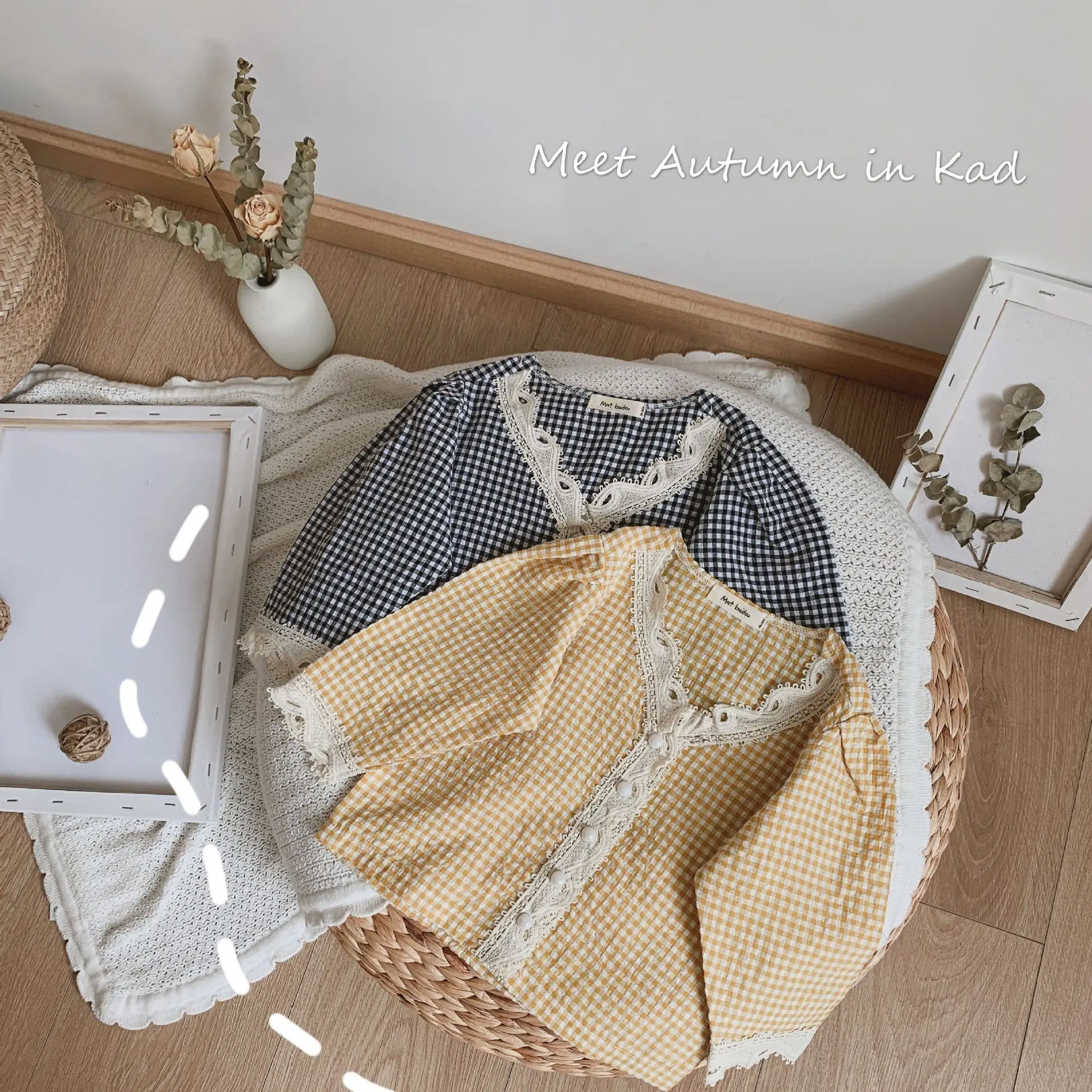 Lace Pearl Button Shirt for Infant Baby Cotton Bubble Lattice Fabric Girls Cotton Blouses Outfit Lace V Collar Chidlren Blouses