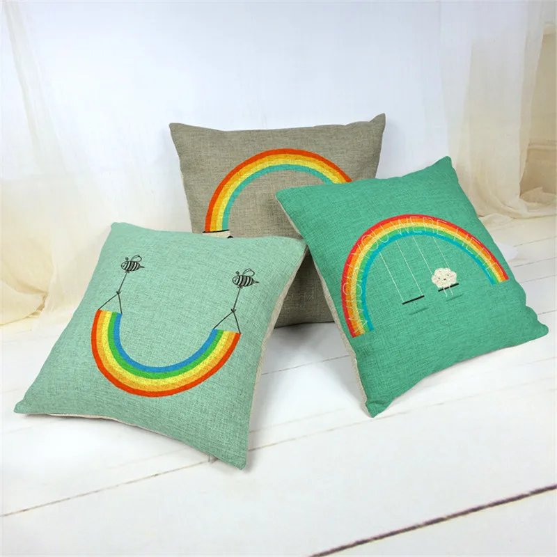 Набор подушек с мультяшными животными на зеленом фоне радужная пчела