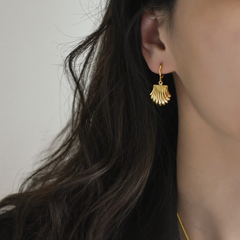 Peri'sBox Instajewelry так шикарный золотой медальон в форме Ракушки Серьги-кольца для женщин Boho Seashell Huggie серьги минималистичные пляжные ювелирные изделия
