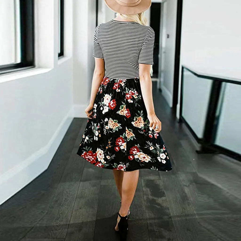 Женское платье средней длины с короткими рукавами в полоску цветочным принтом и