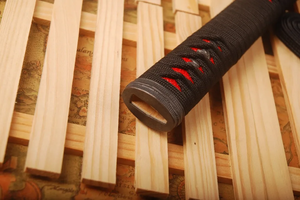 Прямой Tsuka черный шелк Ито и имитация Красной Rayskin сплава фучи Кашира подходит для