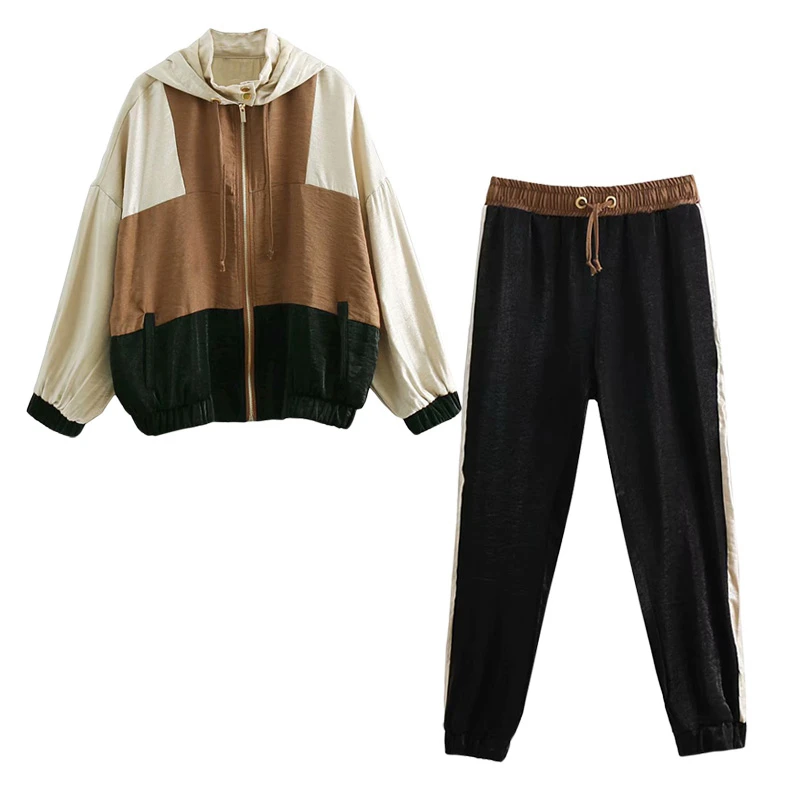 Женский спортивный костюм в стиле ретро