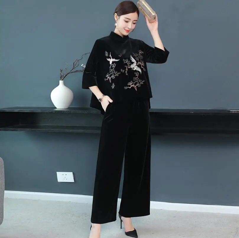 

2019 chinese style autumn Retro velvet top + wide leg pants two piece suit for women Embroidered flowers set Q246