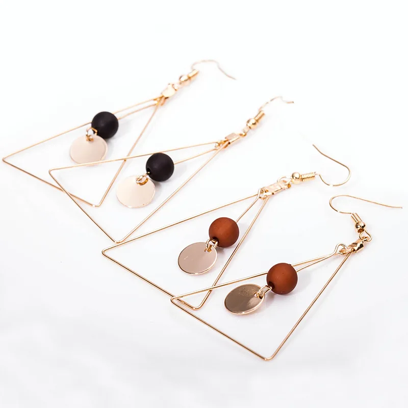 2 вида большие полые треугольные коричневые белые черные бусы и палочка золотые