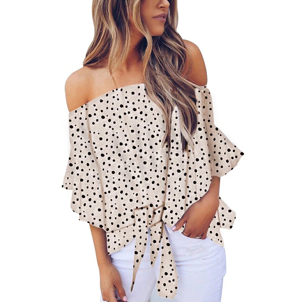 Женский топ в горошек с рукавами-колокольчиками и открытыми плечами завязками