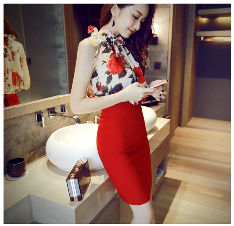 Блузка женская летняя без рукавов с цветочным принтом и воротником хомутом| |