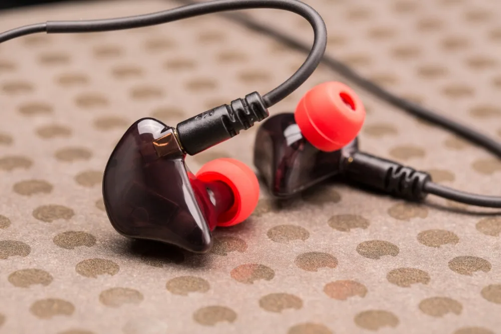 Сбалансированные арматурные наушники с двумя движущимися железными блоками