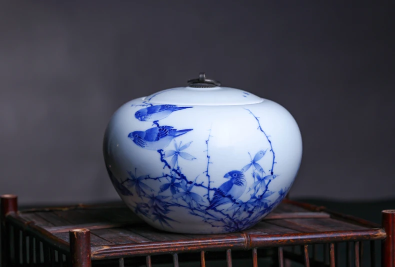 Changwuju в Цзиндэчжэнь тонкая чайная коробка ручная роспись Jinhongxia синий и белый чай каннистер, а также банка для хранения и ваза