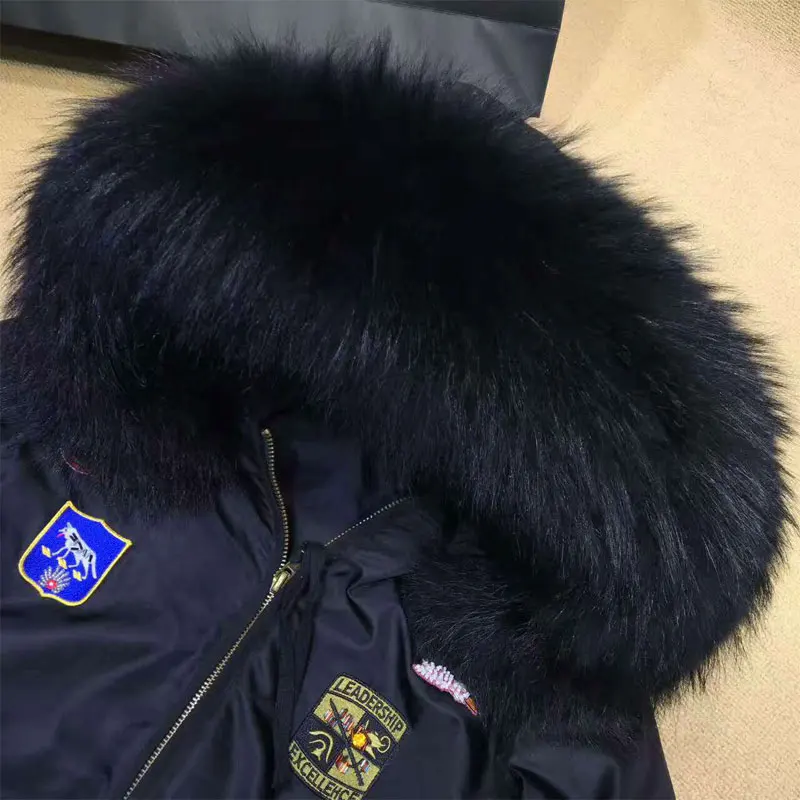 Новинка зимняя Черная куртка бомбер с большим воротником из меха енота короткая