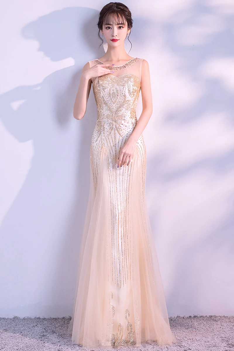 Новые женские студенческие выпускники из шампанского элегантные вечерние