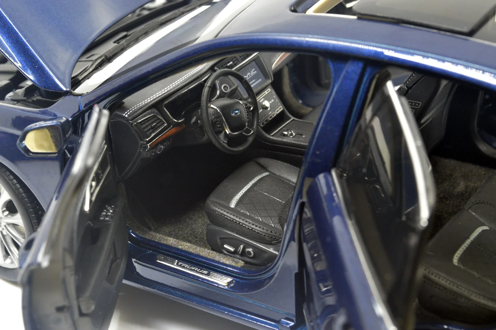 1/18 1:18 1 18 весы Ford aurus 2015 синие статические симуляции литые под давлением модели