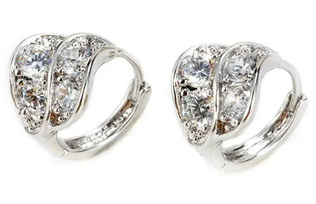 Романтические женские серьги-гвоздики с австрийскими элементами в форме листа