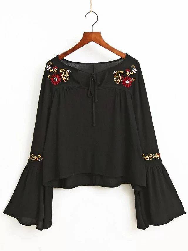 

2018 Women Embroidered flowers Shirt Fashion flare Sleeve Blouse Ethnic style T Sexy shirt Female Chic blusas Tops Boho