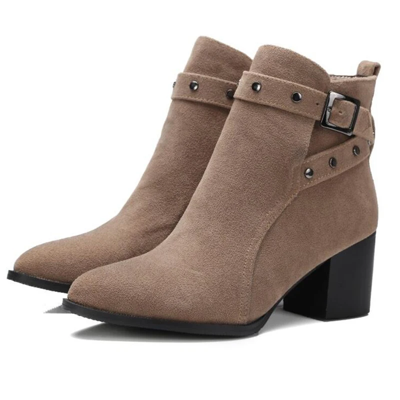 Женские ботинки Мартенс covoyar черные с заклепками и ремешком на застежке большие