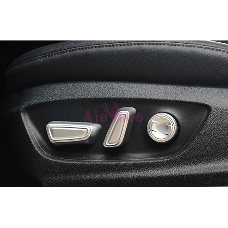 Внутренняя накладка на сиденье серебристого цвета с регулируемой кнопкой