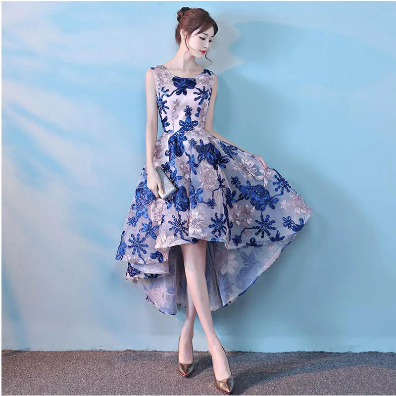 Коктейльное платье без рукавов с вышивкой и цветочным принтом модное