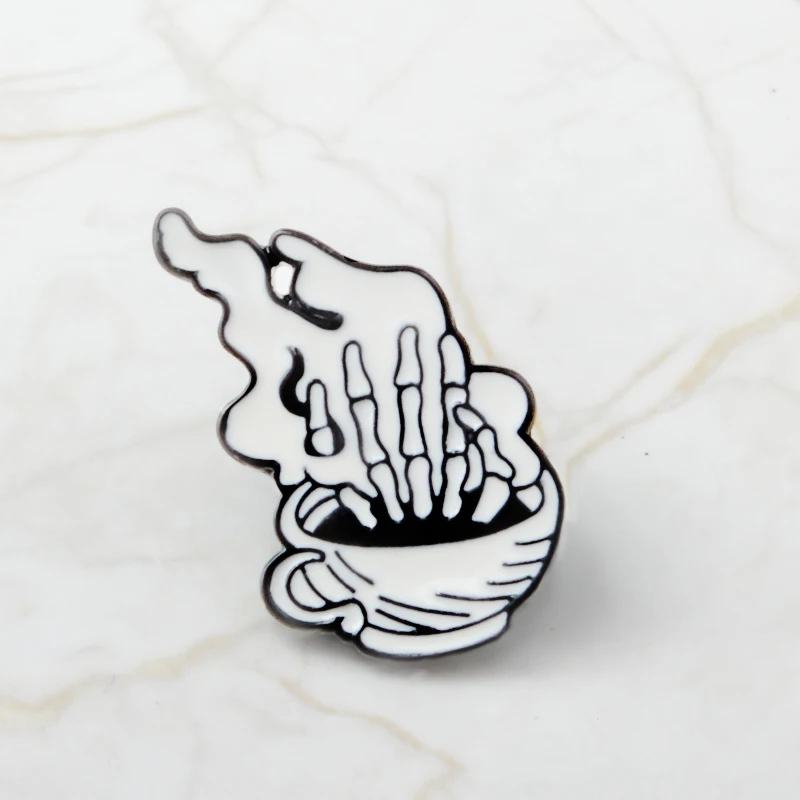 Неоготическая брошь в виде кофейной чашки со скелетом для разбуждения мёртвых