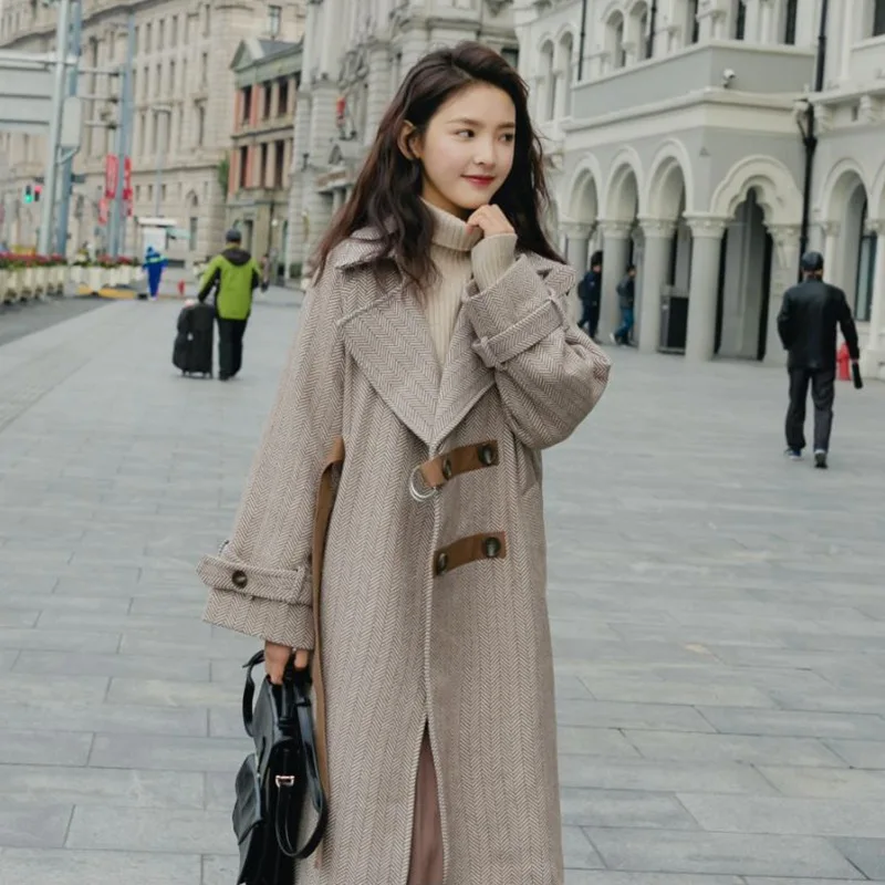 Женское длинное пальто в полоску с длинным рукавом и отложным воротником |