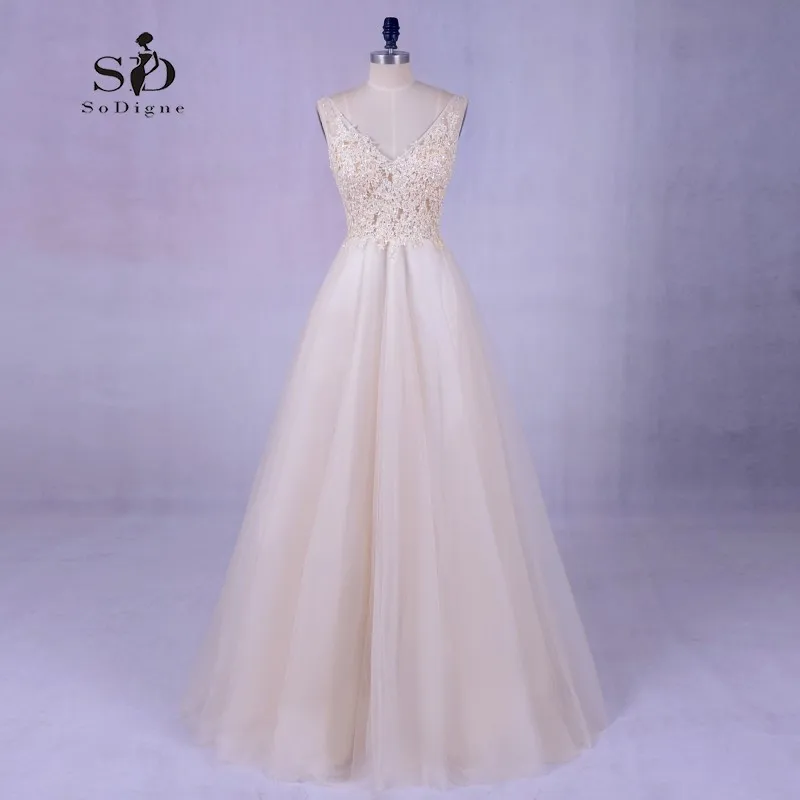 Блестящее платье цвета шампанского с нежным кружевом аппликации из бисера