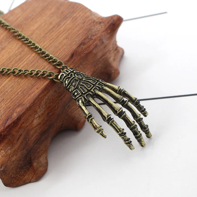 Yidensy модные панк череп руки ожерелья винтажные Резные длинные цепи кулон