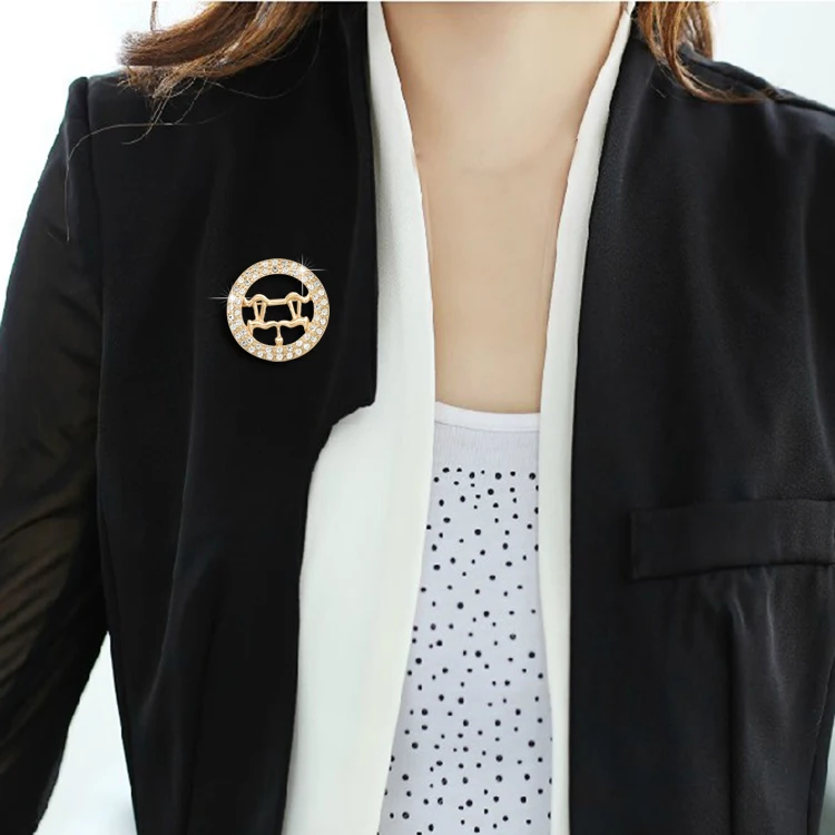 Женский костюмный аксессуар нового дизайна 2019 года, полностью усыпанный стразами, золотого цвета, в форме знака Зодиака Весов, булавка-брошь в подарок, модель X1438.