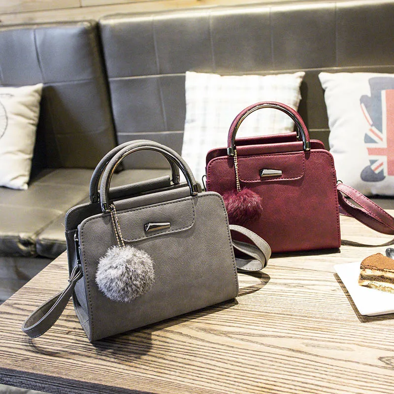 Популярная модная женская сумка через плечо из матовой кожи с пушистым шариком