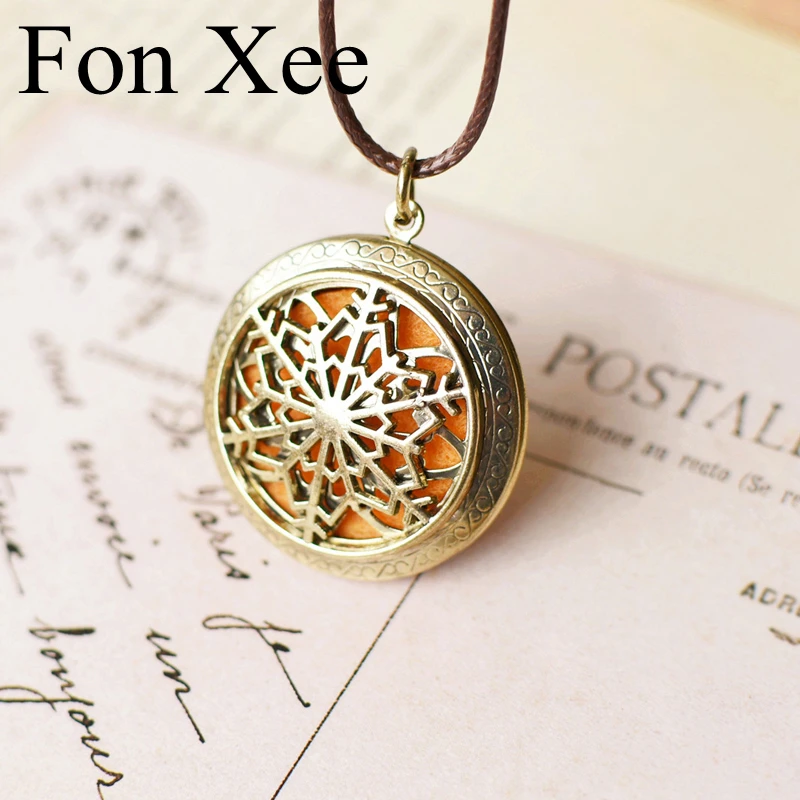 Классический снежинка резной медальон Цепочки и ожерелья с оранжевый коврик