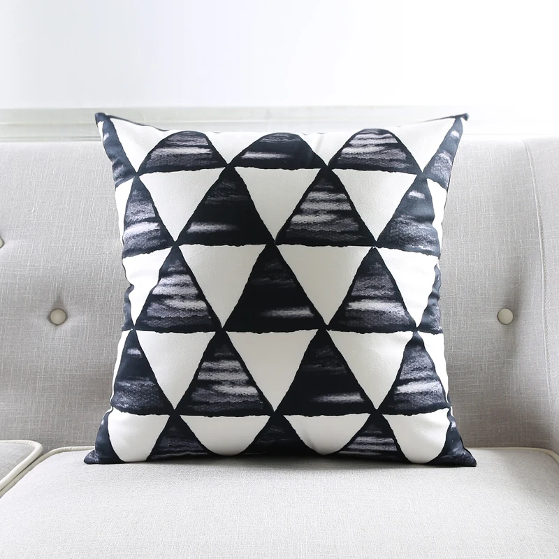 Черно белая наволочка для подушки Ретро Геометрические треугольники в полоску