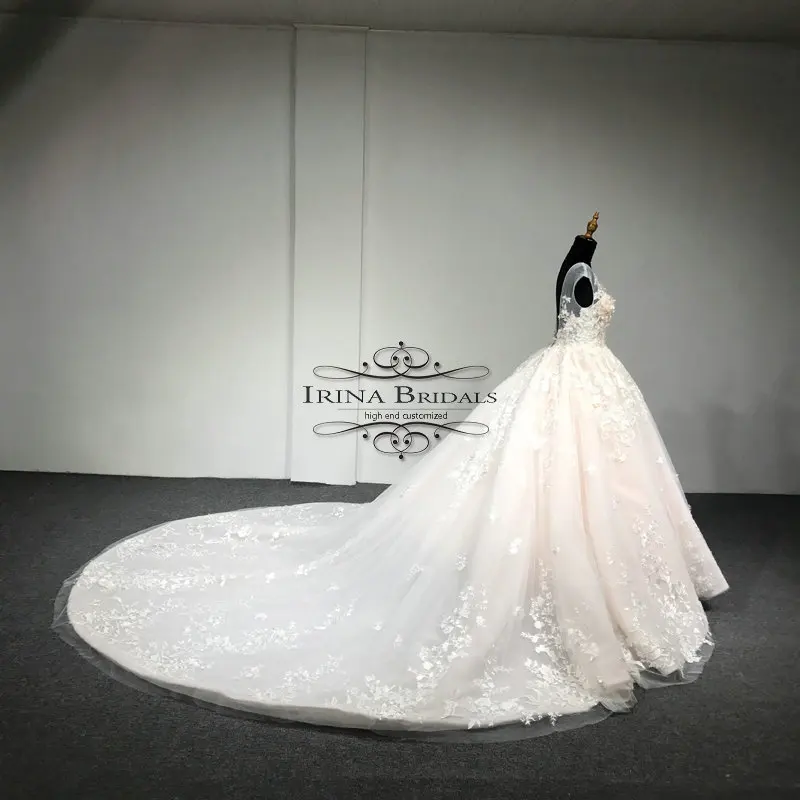 Свадебное платье с кружевной аппликацией и цветами на низкой спине Irina Bridals