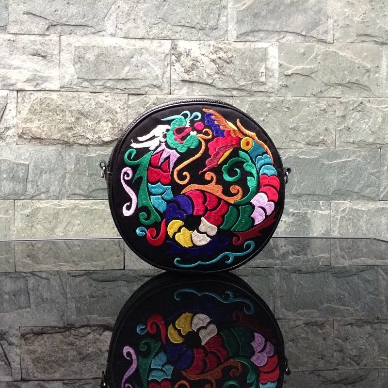 Круглая кожаная сумка через плечо с вышивкой в этническом стиле женская