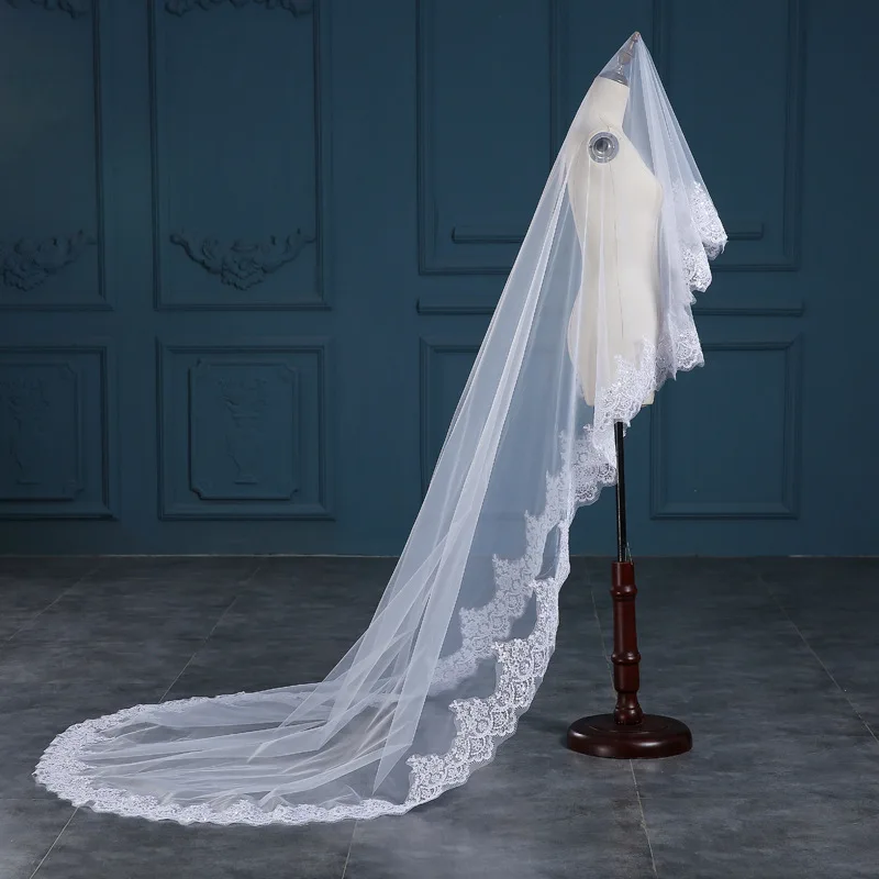 Свадебное платье с кружевной аппликацией и вуалью белого цвета слоновой кости