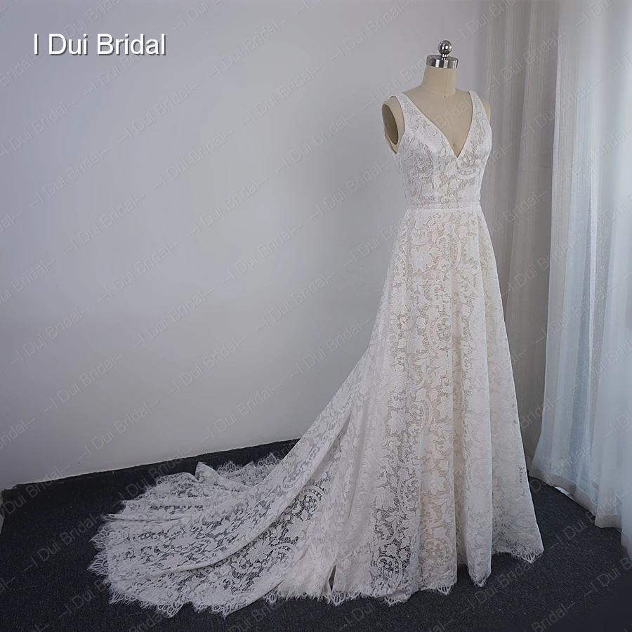Кружевное свадебное платье с V образным вырезом а силуэт низкой спинкой и поясом