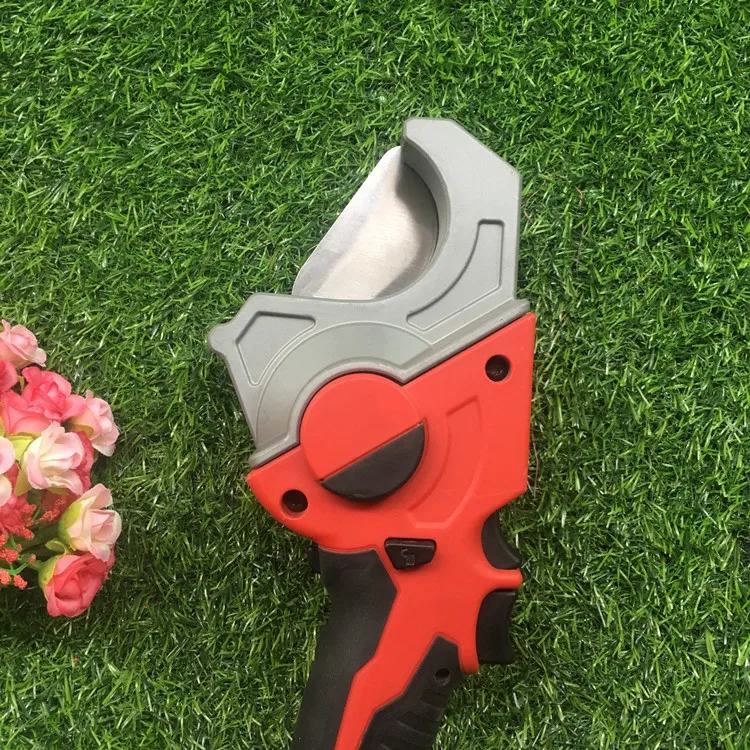 Milwaukee 2470 M12 имеет щеточную литиевую батарею, электрическая для трубы из ПВХ для резки, с батареями 3A, зарядное устройство.(Подержанные продукты