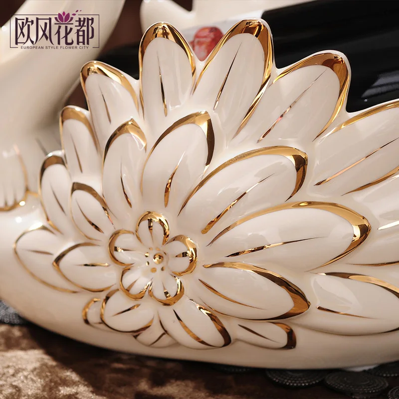 

High-grade wedding gifts wedding style ceramic ornaments practical bestie Swan wine rack living room decor