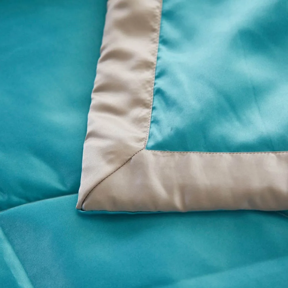 Тонкое летнее стеганое одеяло голубого и зеленого цвета с принтом деревьев