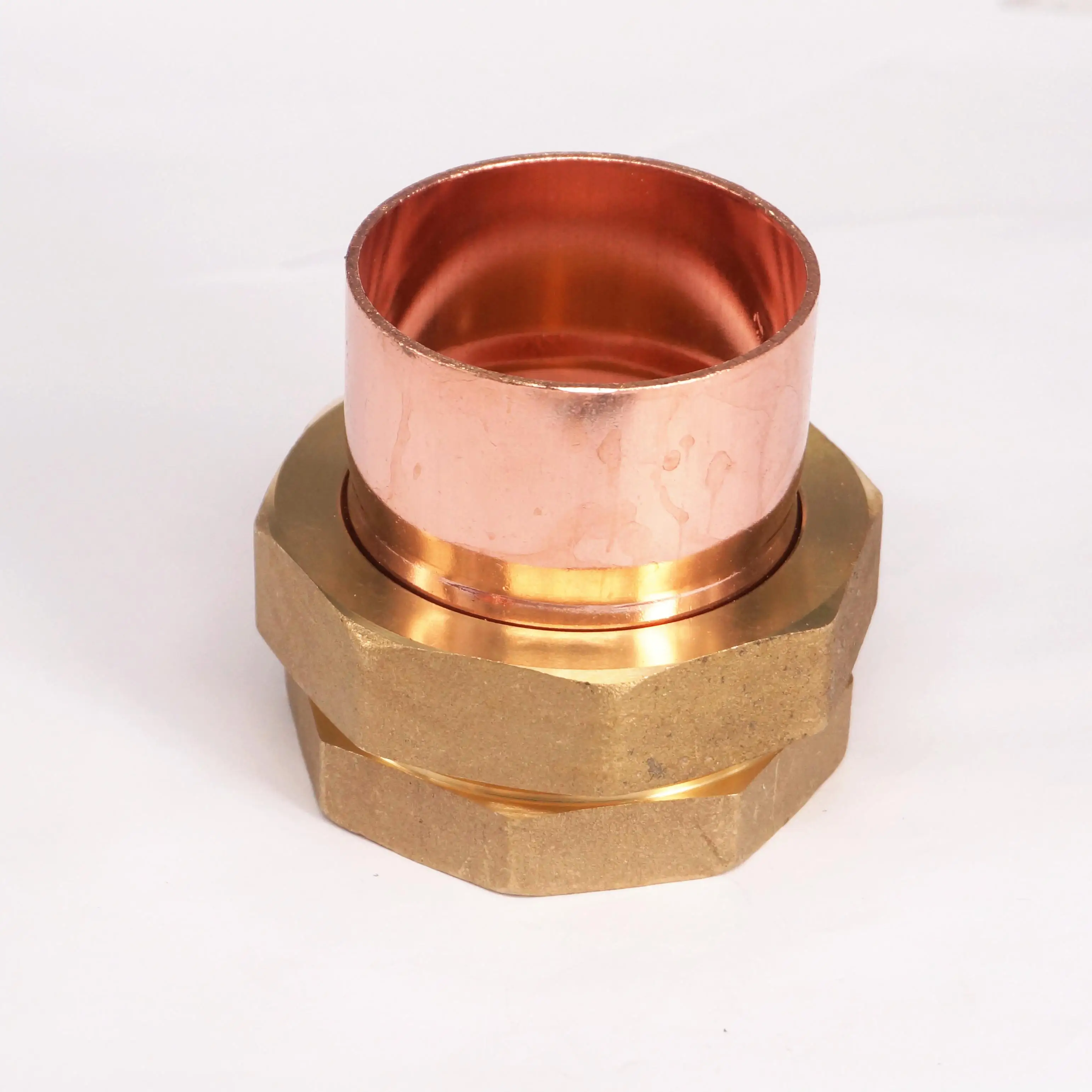 Латунный адаптер для соединения соединительной муфты с медным концевым подающим