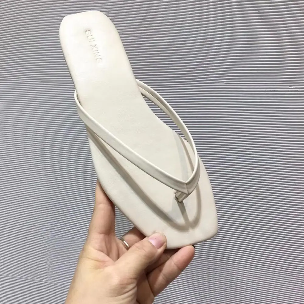 Выразительные однотонные вьетнамки на плоской подошве для студентов летние