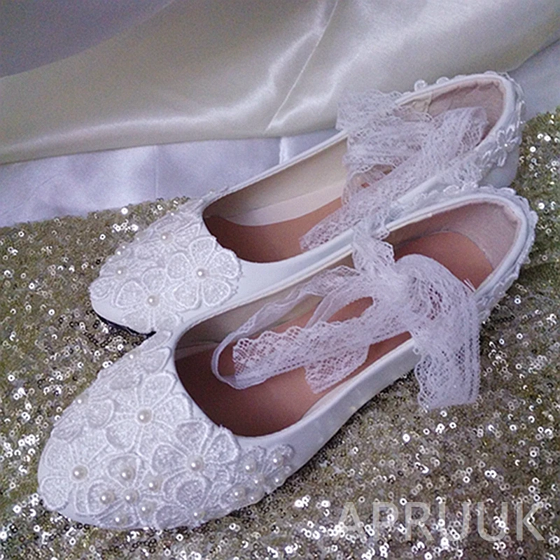 Свадебные туфли на плоской подошве со шнуровкой и цветами |