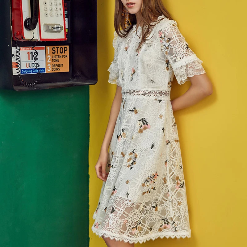 Платье TWOTWINSTYLE с о вырезом коротким рукавом высокой талией длиной до