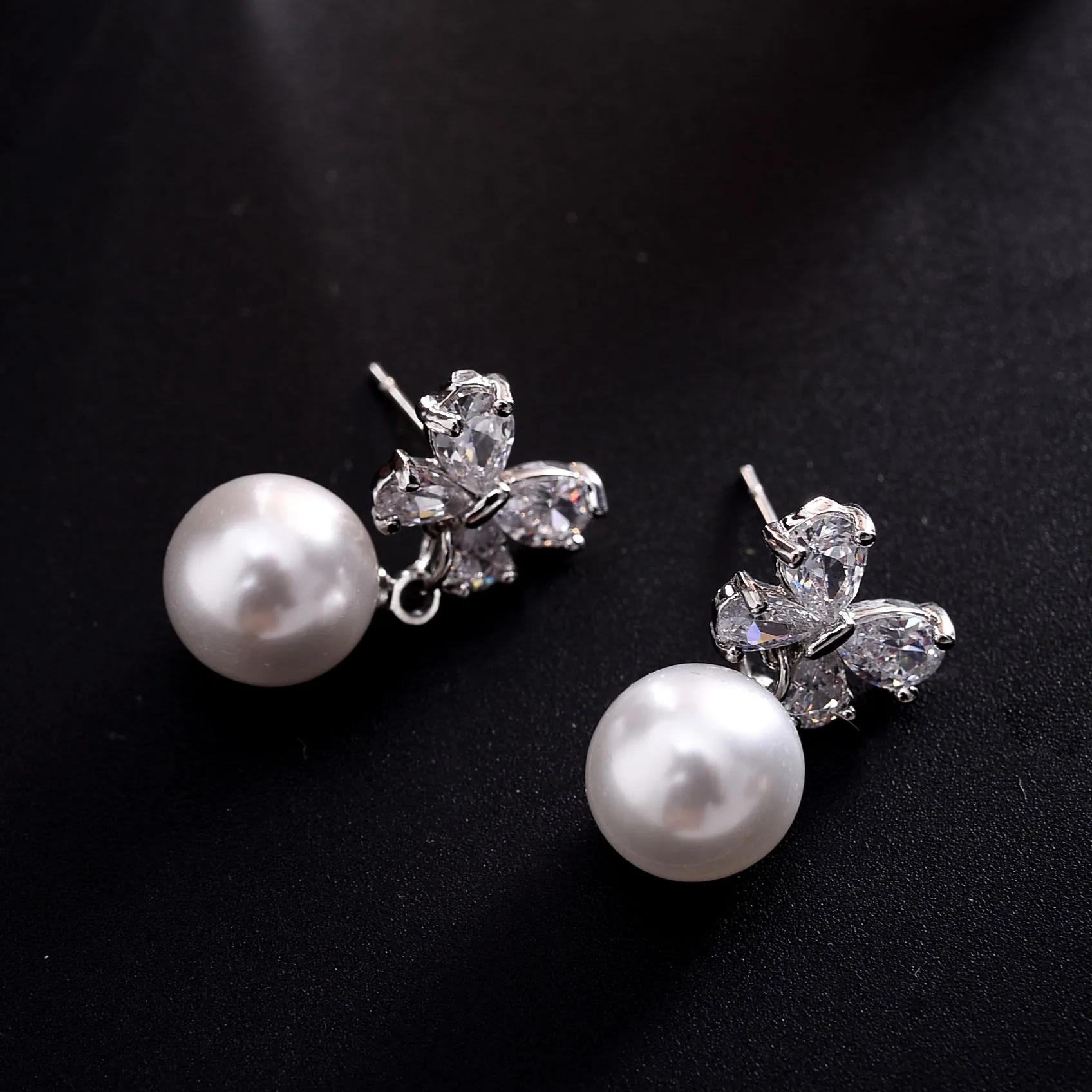 

Fashion Simulated Pearl Shiny CZ Zircon Butterfly Design Stud Earrings For Women Wedding Party Jewelry Korean Bow Pearl Ball Ear