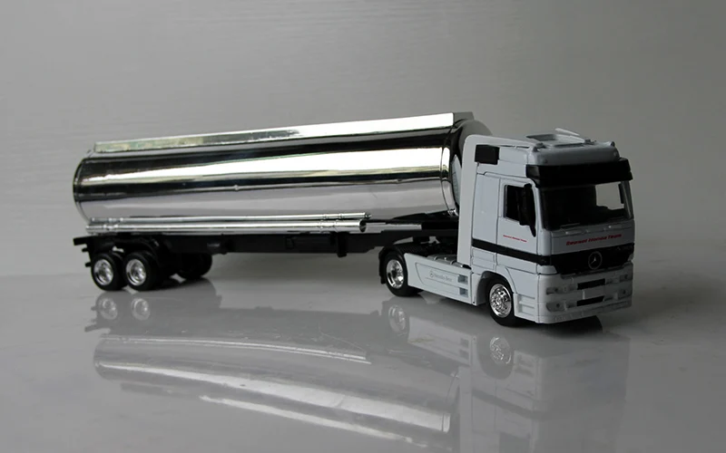 Модель 1/43 года. Классическая модель Mercedes Truck Tanker. Модель с серебряным корпусом. Винтажный игрушечный автомобиль. Подарок на день рождения