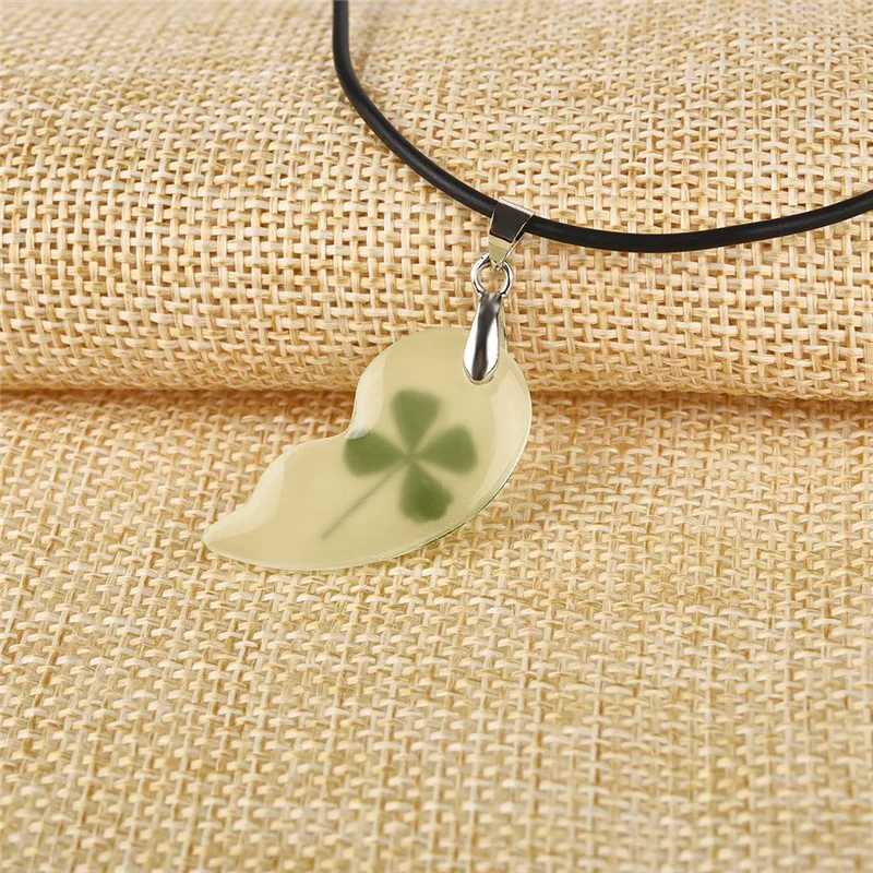 Suteyi Clover Luminous Couple Necklaces 2 Pcs Heart Shape Pendant Necklace Natural Dried Flower Glow In The Dark Jewelry Gift images - 6