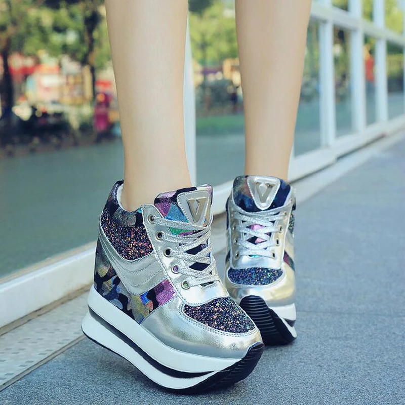 Женские ботильоны с золотистыми блестками Повседневная модная обувь на танкетке