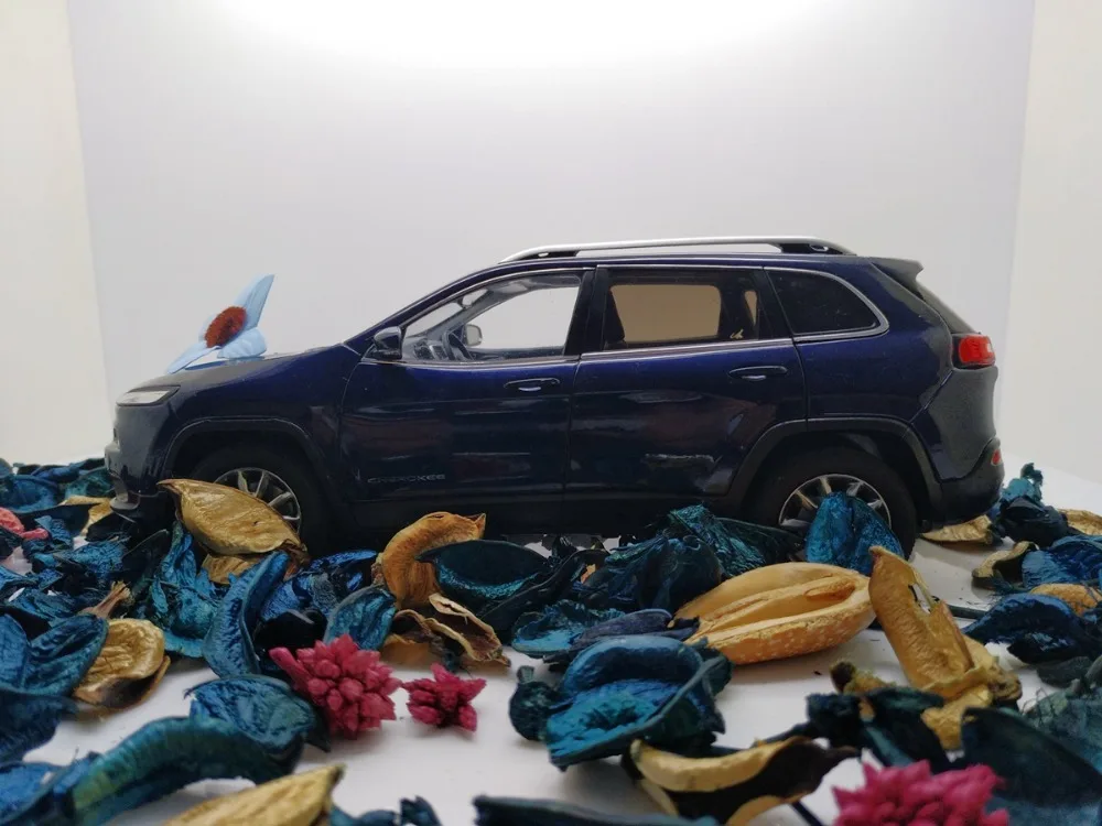 Модель литая автомобиля для всех новых Cherokee 1:18 (синий) + небольшой